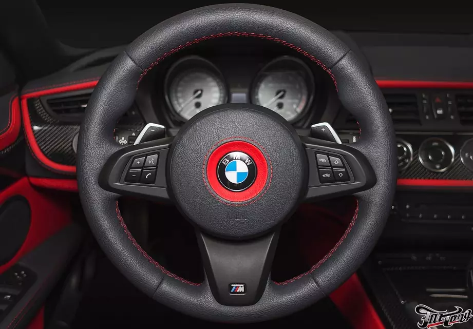 BMW Z4. Полная перетяжка салона. Ламинация деталей интерьера натуральным карбоном. Замена акустики. Часть 2.